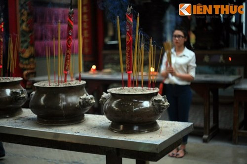 Chùa Bà Thiên Hậu (cách gọi của người Việt) có tên chữ Hán là Thiên Hậu miếu, tọa lạc tại số 710 Nguyễn Trãi, Q. 5, TP HCM. Chùa được nhóm người Hoa gốc Quảng Châu di dân sang Việt Nam góp vốn và góp công xây dựng vào khoảng năm 1760. Ngày nay chùa Bà Thiên Hậu được coi là một trong những ngôi chùa cổ nhất, lớn nhất và đẹp nhất trong số khoảng 30 ngôi chùa của người Hoa ở Sài Gòn.