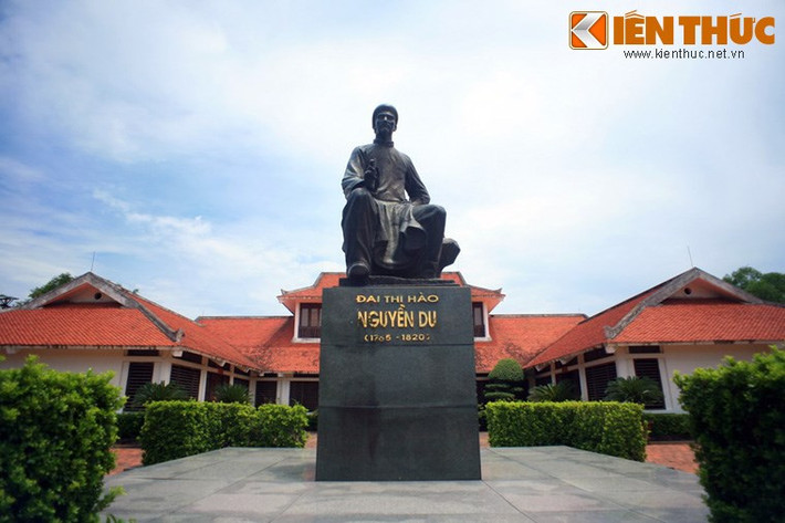 Nguyễn Du (1765-1820, tuổi Ất Dậu), là một nhà thơ nổi tiếng, nhà văn hóa lớn thời Lê mạt, Nguyễn sơ ở Việt Nam. Tác phẩm "Truyện Kiều" của ông được xem là một kiệt tác văn học, một trong những thành tựu tiêu biểu nhất trong văn học Việt Nam.