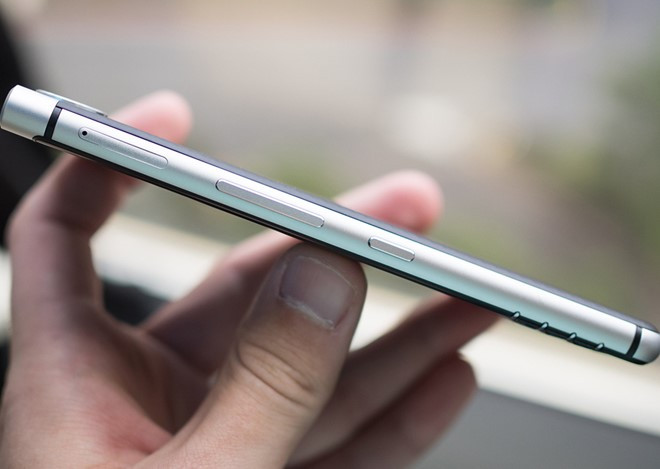 Đây không phải smartphone xuất sắc về thiết kế. Máy khá dày, một số đường nét hơi thô (có thể do bản mẫu chưa hoàn thiện), viền màn hình dày, nhưng với tín đồ BlackBerry, đó có thể không phải vấn đề lớn.
