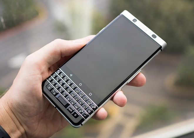 Mercury giữ lại phần được xem là linh hồn của BlackBerry: Bàn phím QWERTY. Bàn phím này được gắn liền, không sử dụng cơ chế trượt như Priv. Tuy nhiên, nó vẫn có tính năng cảm ứng, cho phép người dùng vuốt để cuộn trang.