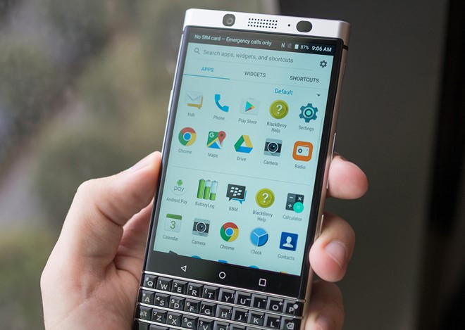 BlackBerry Mercury - có thể ra mắt chính thức với cái tên DTEK70 - có kiểu dáng hơi giống với mẫu Passport Silver Edition. Tuy nhiên, thân máy thon và dài khiến người dùng cầm nắm dễ dàng hơn.
