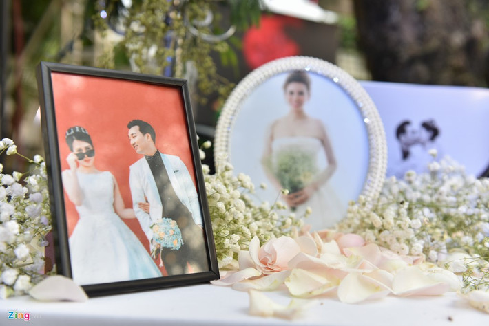 Cặp uyên ương công khai hẹn hò từ năm 2013. Thành Trung thường xuyên đăng ảnh lãng mạn của hai người lên trang cá nhân cùng dòng trạng thái ngọt ngào.