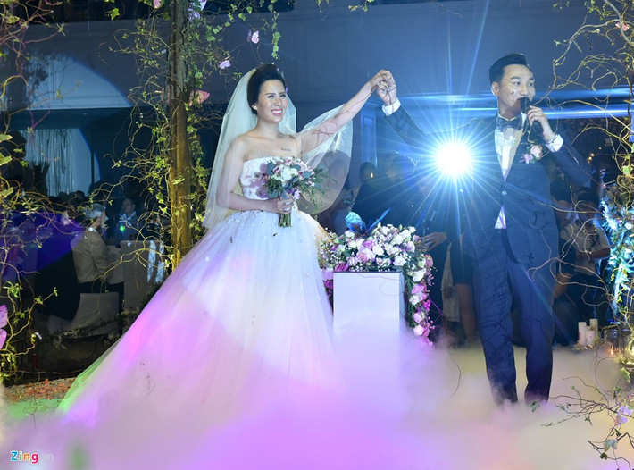 Trước khi trao nhẫn cho vợ, nam MC bộc bạch sau này dù có chuyện gì xảy ra, anh mong cô luôn chấp nhận, nhường nhịn và chịu đựng mình.