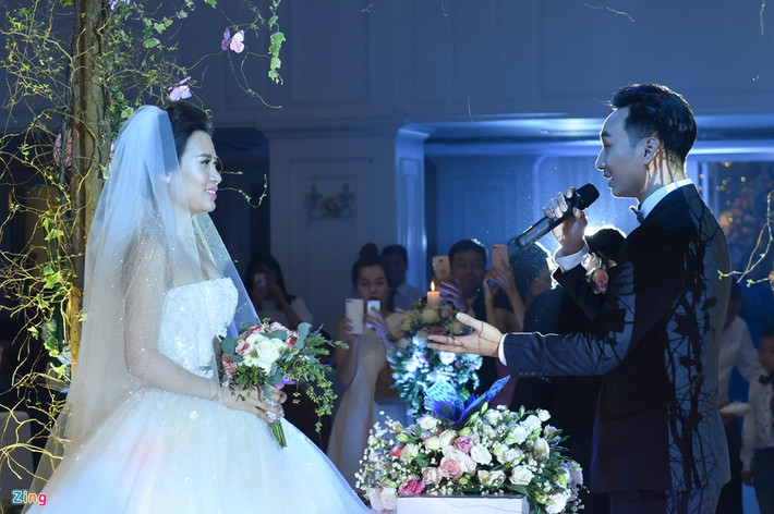 Thành Trung tự dẫn chương trình ở tiệc cưới. Anh cho biết hình ảnh chủ đề trong hôn lễ là những cánh bướm bởi nó tượng trưng cho sự chung thủy, mộng uyên ương hồ điệp.