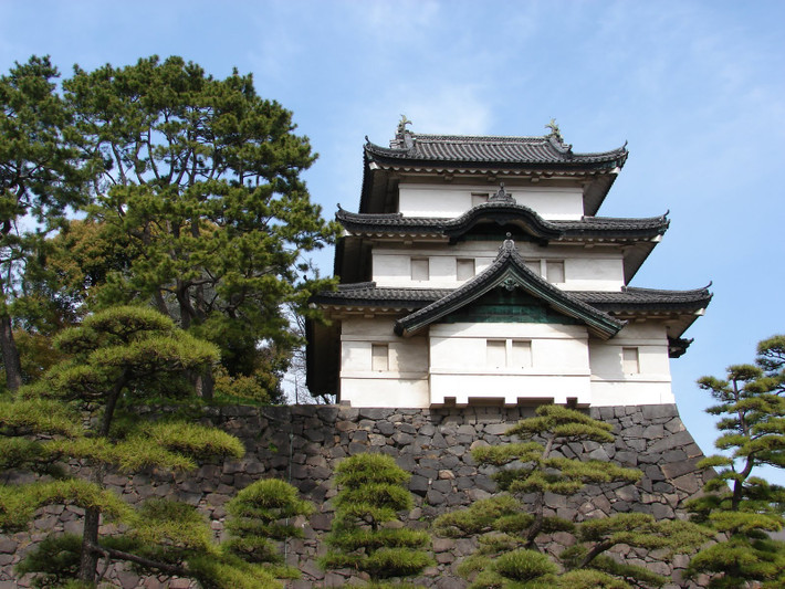 Hoàng cung Tokyo từng bị phá hủy nặng nề vào Chiến tranh thế giới II, nhưng sau đó đã được xây dựng lại tráng lệ như xưa. Ảnh: Countryexplorers.club.
