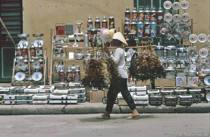 Cửa hàng đồ gia dụng trên vỉa hè Hà Nội đầu thập niên 1990. Ảnh: Hpgrumpe.de.