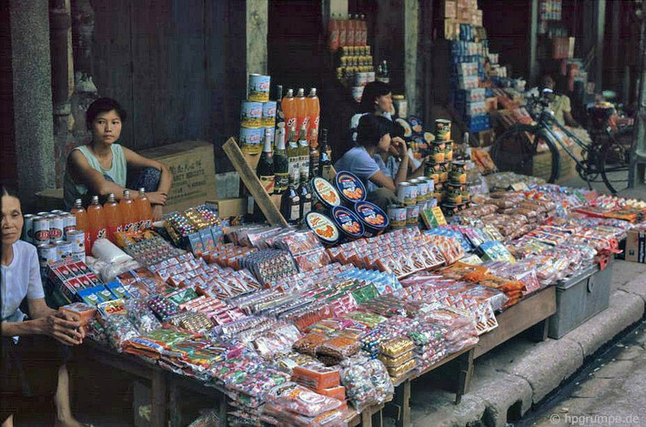 Quầy bánh kẹo, nước ngọt chiếm trọn một đoạn vỉa hè phố Hàng Buồm. Ảnh: Hpgrumpe.de.