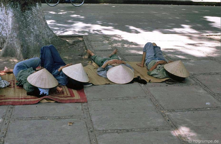 Giấc ngủ trưa trên vỉa hè. Ảnh: Hpgrumpe.de.