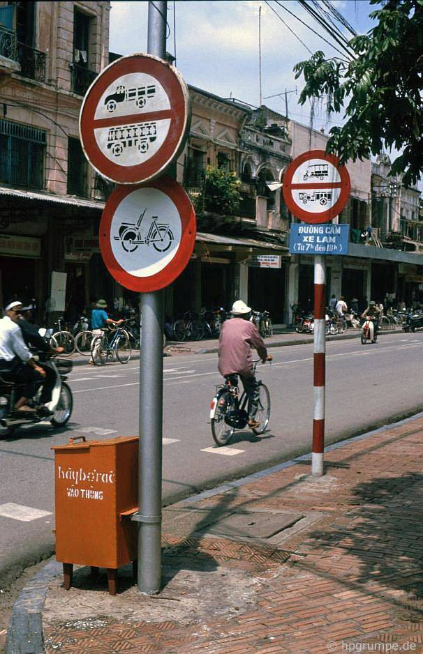 Thùng rác trên vỉa hè Hà Nội đầu những năm 1990. Ảnh: Hpgrumpe.de.