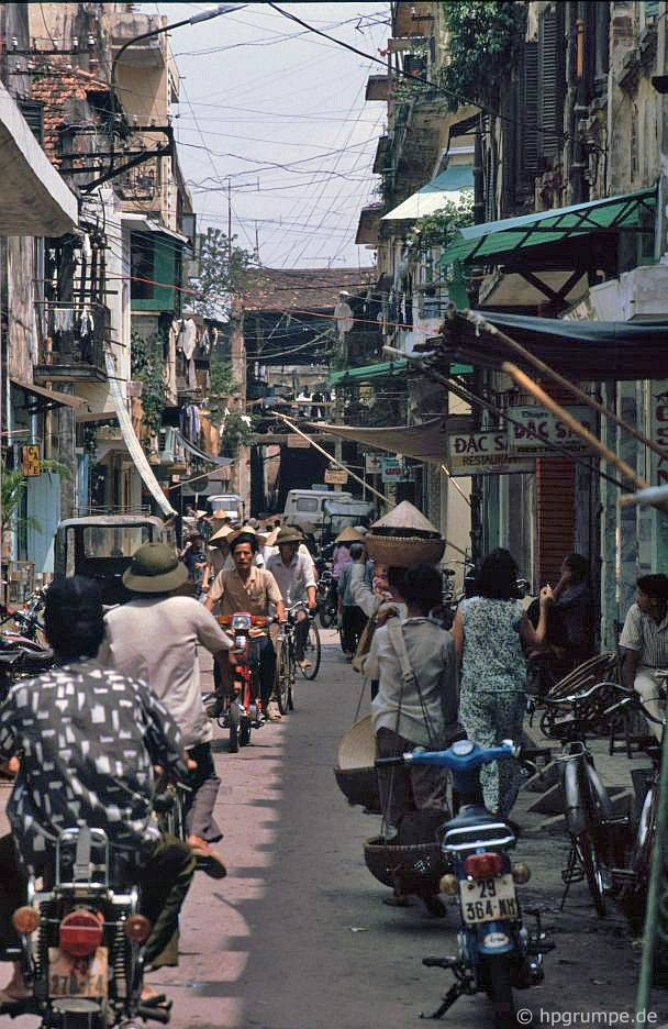Vỉa hè nhỏ xíu của phố Tạ Hiện biến thành không gian sinh hoạt của người dân. Ảnh: Hpgrumpe.de.