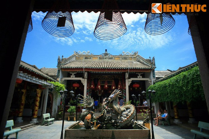 Hội quán Quảng Đông cũng được biết đến với lễ hội Nguyên tiêu thu hút hàng vạn người. Lễ hội này diễn ra sôi nổi vào dịp Rằm tháng Giêng hàng năm với các nghi thức tế lễ truyền thống, đãi tiệc mừng hội ngộ đồng hương và cầu chúc đầu năm gặp vận may, phát tài, phát lộc.