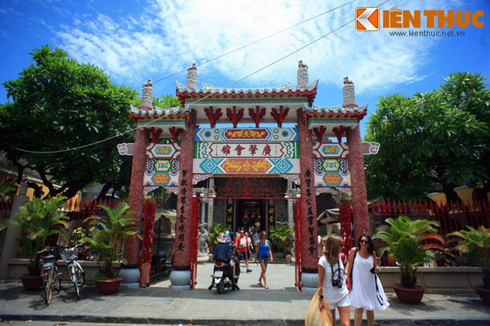 2. Nằm tại số 176 đường Trần Phú, hội quán Quảng Đông (còn gọi là Hội quán Quảng Triệu) là một công trình kiến trúc độc đáo mang đậm bản sắc văn hóa của người Hoa Quảng Đông. So với nhiều công trình khác ở Hội An, nghệ thuật sử dụng hài hòa các chất liệu gỗ, đá trong kết cấu chịu lực và họa tiết trang trí công phu, đã mang lại cho hội quán này vẻ độc đáo riêng.