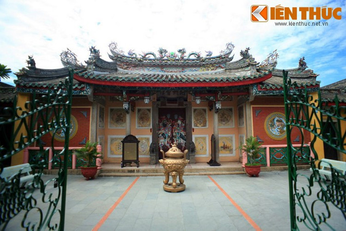 Nét độc đáo trong kiến trúc hội quán này là những bộ khung gỗ, các khám thờ, hệ cửa được trạm gỗ chạm trổ sắc sảo; những họa tiết trang trí theo các điển tích, truyền thuyết dân gian và những tác phẩm đắp nổi bằng sành sứ công phu và tuyệt đẹp trên các bờ nóc, bờ chảy. Hằng năm, vào ngày 16 tháng Giêng Âm lịch, hội quán tổ chức lễ cúng Nguyên tiêu và giỗ tổ tiền hiền rất lớn, thu hút hàng nghìn người tham gia.