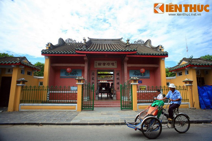 4. Hội quán Hải Nam (còn gọi là hội quán Quỳnh Phủ) tọa lạc tại số 10 Trần Phú có lịch sử ra đời rất đặc biệt. Hội quán này được lập để làm nơi thờ 108 thương nhân người Hoa bị chết oan do quan quân nhà Nguyễn tưởng nhầm là tàu của giặc cướp nên đã nã đại bác bắn chìm thuyền.