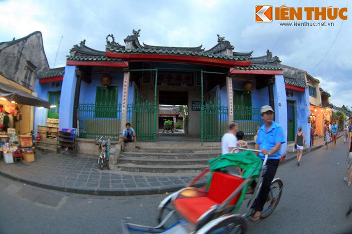 3. Hội quán Ngũ Bang (số 64 phố Trần Phú, còn có tên gọi là Hội quán Dương Thương hay Trung Hoa Hội Quán) là hội quán người Hoa xuất hiện sớm nhất ở Hội An. Hội quán được xây dựng từ năm 1741 với sự đóng góp của các thương gia người Hoa đến từ 5 bang, là một điểm sinh hoạt văn hóa không phân biệt quê quán của Hoa kiều. Đây chính là nét độc đáo so với những hội quán người Hoa khác ở Việt Nam.