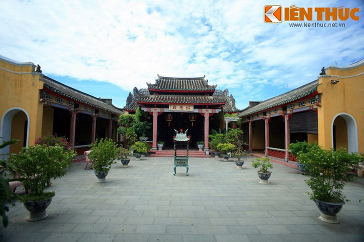 Hội quán nằm trong một khuôn viên khá rộng rãi với những nét kiến trúc đặc trưng của cộng đồng người Hoa gốc Hải Nam và Gia Ứng. Nét nổi bật của hội quán là các khám thờ trong chánh điện được điêu khắc tinh vi thể hiện sự tài tình giàu nghệ thuật trong kỹ thuật điêu khắc truyền thống.