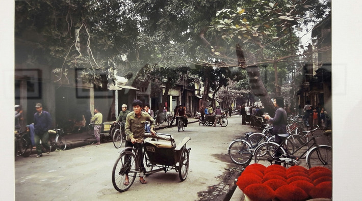 Xe đạp và những bó hương phơi khô trên vỉa hè khu Phố cổ Hà Nội, 1984. Ảnh: Michel Blanchard.
