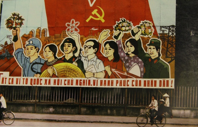 Pa-nô cổ động cho Đại hội Đảng lần thứ V trên vỉa hè Hà Nội, tháng 3/1982. Ảnh: Michel Blanchard.