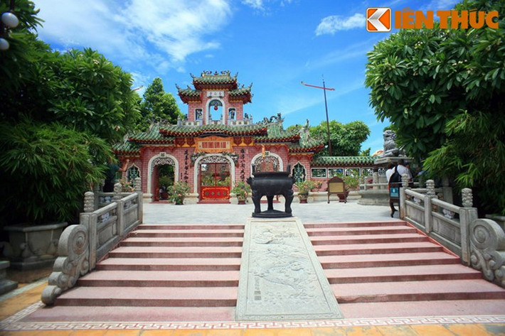 Di sản nổi bật của phố cổ Hội An là những kiến trúc truyền thống có niên đại hàng thế kỷ, gồm nơi cư ngụ của các thương gia và nhiều công trình tín ngưỡng, tôn giáo, minh chứng cho quá trình hình thành, phát triển và cả suy thoái của đô thị này.