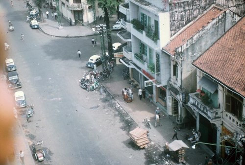 Ngã ba Nguyễn Văn Thinh (này là đường Mạc Thị Bưởi) - Phan Văn Đạt, 1965. Ảnh: Gary Mathews