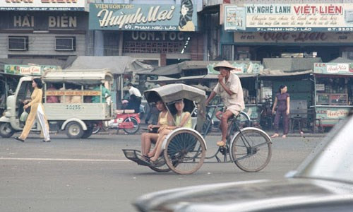 Hàng quán "lộng hành" trên vỉa hè đường Phạm Ngũ Lão, 1968. Ảnh: Brian Wickham