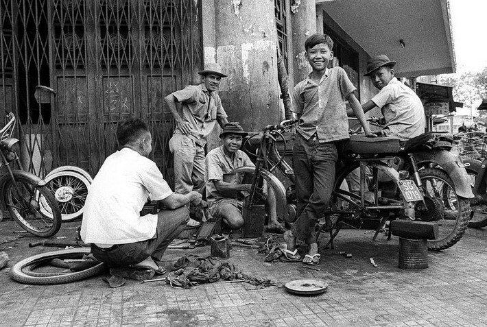 Một tiệm sửa xe vỉa hè, 1969. Ảnh: Michael Burr