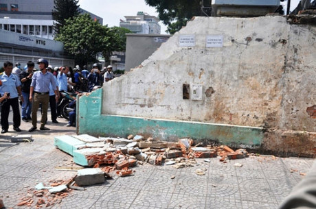 Trước đó vào hôm 23/2, một bức tường “răng rụng” bên hông tòa nhà Bộ Công thương cũng bị ông Hải chỉ đạo phá dỡ để đảm bảo an toàn cho người đi bộ.