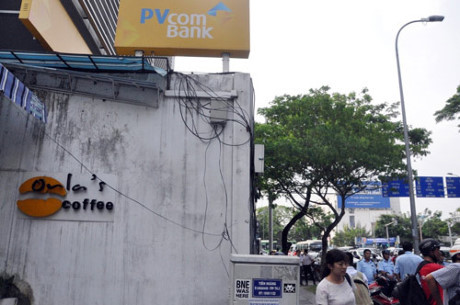 Tại khu vực đường Đinh Tiên Hoàng nhiều bức tường chiếm dụng vỉa hè cũng bị xử lý.