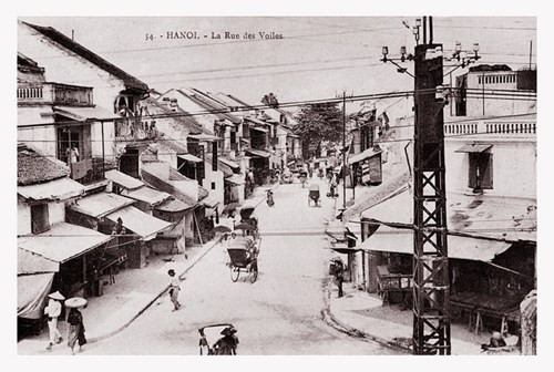 Trên phố Hàng Buồm. Ảnh: Indochina Collection