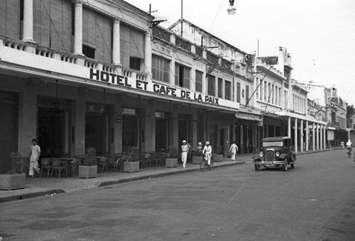 Quán cà phê Hòa Bình trên hè phố Paul Bert (Tràng Tiền), 1940. Ảnh: Harrison Forman