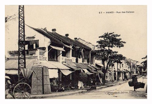 Các quầy hàng được cơi nới thêm ra hè phố Hàng Hòm. Ảnh: P. Dufresne