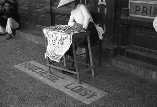 Quầy vé số trên vỉa hè Hà Nội, 1940. Ảnh: Harrison Forman