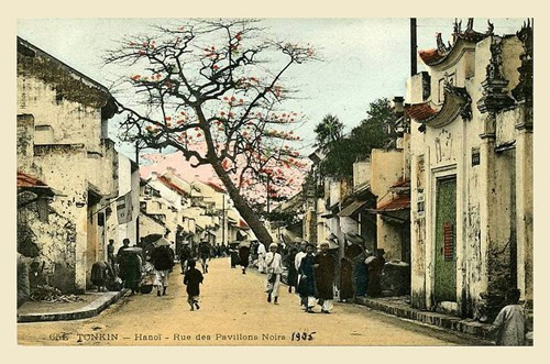 Đền Hương Tượng choán một phần vỉa hè phố Cờ Đen, nay là Phố Mã Mây, 1935. Ảnh: Indochina Collection