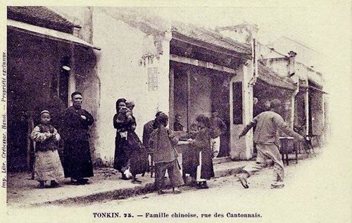 Gia đình người Hoa trên vỉa hè phố Hàng Ngang. Ảnh: Indochina Collection