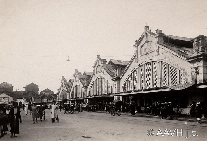 Vỉa hè trước chợ Đồng Xuân năm 1931 đông nghịt người qua lại. Ảnh: Aavh.org