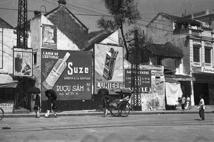 Phố Cầu Gỗ với những pa-nô quảng cáo lớn trên vỉa hè, 1940. Ảnh: Harrison Forman