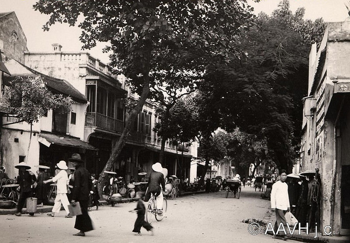 Vỉa hè phố Jean Dupuis (nay là Phố Hàng Chiếu) nhỏ hẹp và mất nhiều diện tích vì các loại hàng hóa khác nhau, 1931. Ảnh: Aavh.org