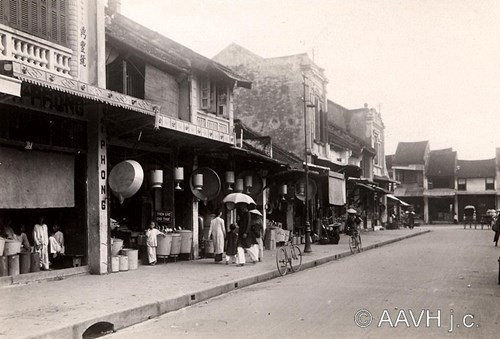 Vỉa hè phố Hàng Thiếc thì ngược lại, rất rộng rãi và thoáng đãng, 1931. Ảnh: Aavh.org