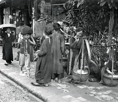 Những người bán rong trên vỉa hè Hà Nội, khoảng năm 1922. Ảnh: Francetvinfo.fr