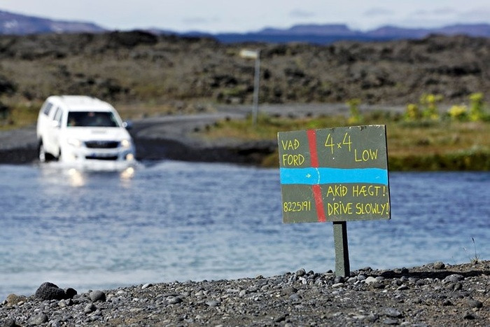 Một chiếc xe cố gắng đi qua một đoạn ngập nước trên Tuyến 88 ở vùng cao nguyên Iceland.