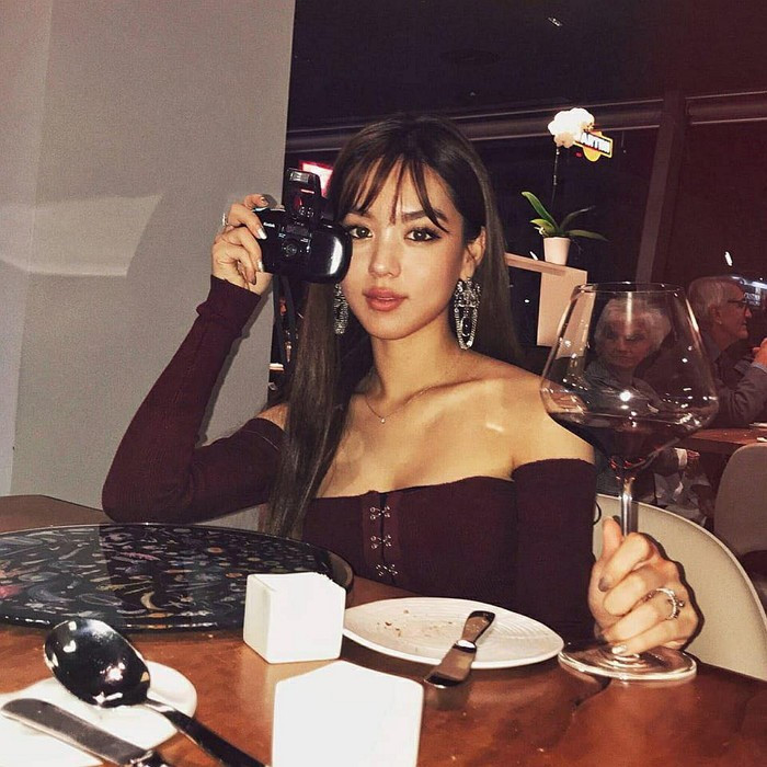 Kim Hee Jung là tên tuổi gây chú ý gần đây vì ngoại hình quyến rũ. Nữ diễn viên nhà YG sinh năm 1992 và từng là diễn viên nhí.