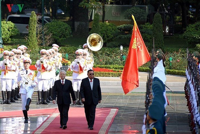 Sáng 19/12, Lễ đón trọng thể Tổng Bí thư, Chủ tịch nước Lào đã diễn ra tại Phủ Chủ tịch. Tổng Bí thư Nguyễn Phú Trọng chủ trì lễ đón. Trong ảnh: Hai Tổng Bí thư duyệt đội danh dự Quân đội Nhân dân Việt Nam.