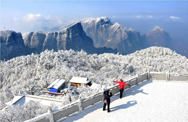 Đặt chân tới Trương Gia Giới mùa tuyết phủ, du khách sẽ bị mê hoặc bởi vẻ đẹp lắng đọng thời gian.