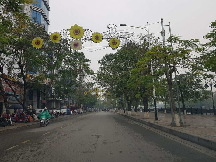 Tại khu vực trung tâm công viên vỉa hè đầy xe ô tô đậu trái quy định, riêng lòng lề đường thông thoáng