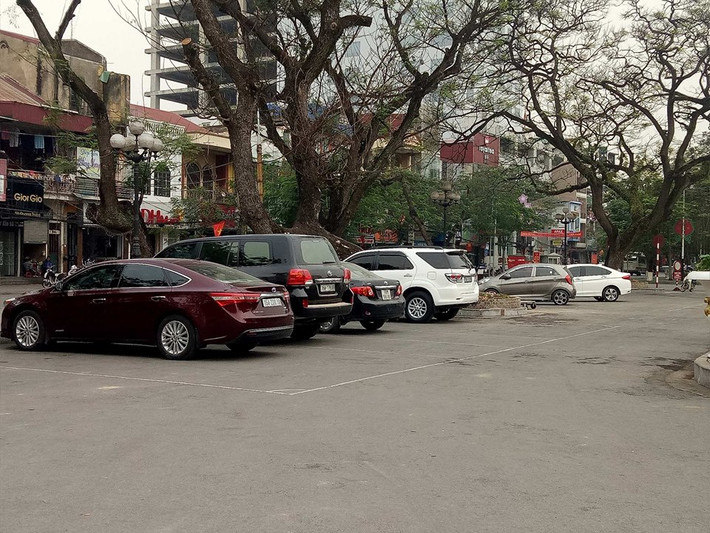 TP Hải Phòng vừa triển khai lệnh cấm đỗ ô tô tại 4 tuyến đường: Trần Đức Cảnh, Trần Phú, Trần Hưng Đạo và Quang Trung. Người đi ô tô, đặc biệt là người dân, các chủ cửa hàng kinh doanh có phương tiện ô tô sống tại 4 tuyến đường trên đang nhao nhác tìm điểm đỗ mới.