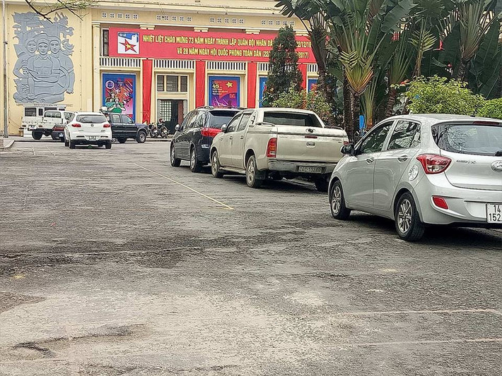 Khu vực đi bộ và vui chơi giải trí lâu nay đã thành bãi đỗ xe ô tô tự phát