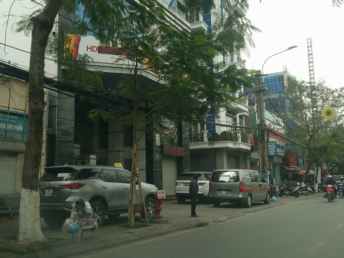 Hàng loạt ô tô, trong đó có cả xe biển xanh của cơ quan công vụ cũng “chui” vào đây... Ảnh: Cấm đỗ lề đường, người dân đưa xe lên vỉa hè
