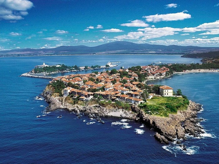 Bulgaria. Trong nhiều khía cạnh, Bulgaria đắt hơn rất nhiều so với các nước khác được đề cập trong danh sách này. Nhưng so với các nơi khác ở Châu Âu, bạn có thể trải nghiệm cùng mức độ thoải mái và thưởng ngoạn cảnh quan với ngân sách ít hơn nhiều. Giá thuê một căn hộ chỉ 200 USD/tháng.