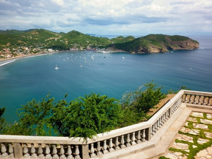 Nicaragua là một lựa chọn tuyệt vời cho bất cứ ai muốn nhìn thấy một phần hấp dẫn của thế giới nhưng thiếu kinh phí. Mọi thứ ở đây đều khá rẻ và điều đó không có nghĩa là chất lượng của bất cứ thứ gì cũng thấp. Với ngân sách hàng tháng khoảng 995 USD là đủ để bạn có được một căn hộ lớn và thanh toán các hóa đơn cho bạn, cho người yêu và vẫn còn dư để giải trí.