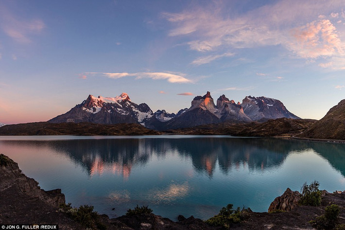 Cảnh quan đồi núi trùng điệp soi bóng xuống các hồ nước xanh ngắt khiến vùng Patagonia, Chile trở thành một địa điểm tuyệt với để tận hưởng mùa đông yên bình.